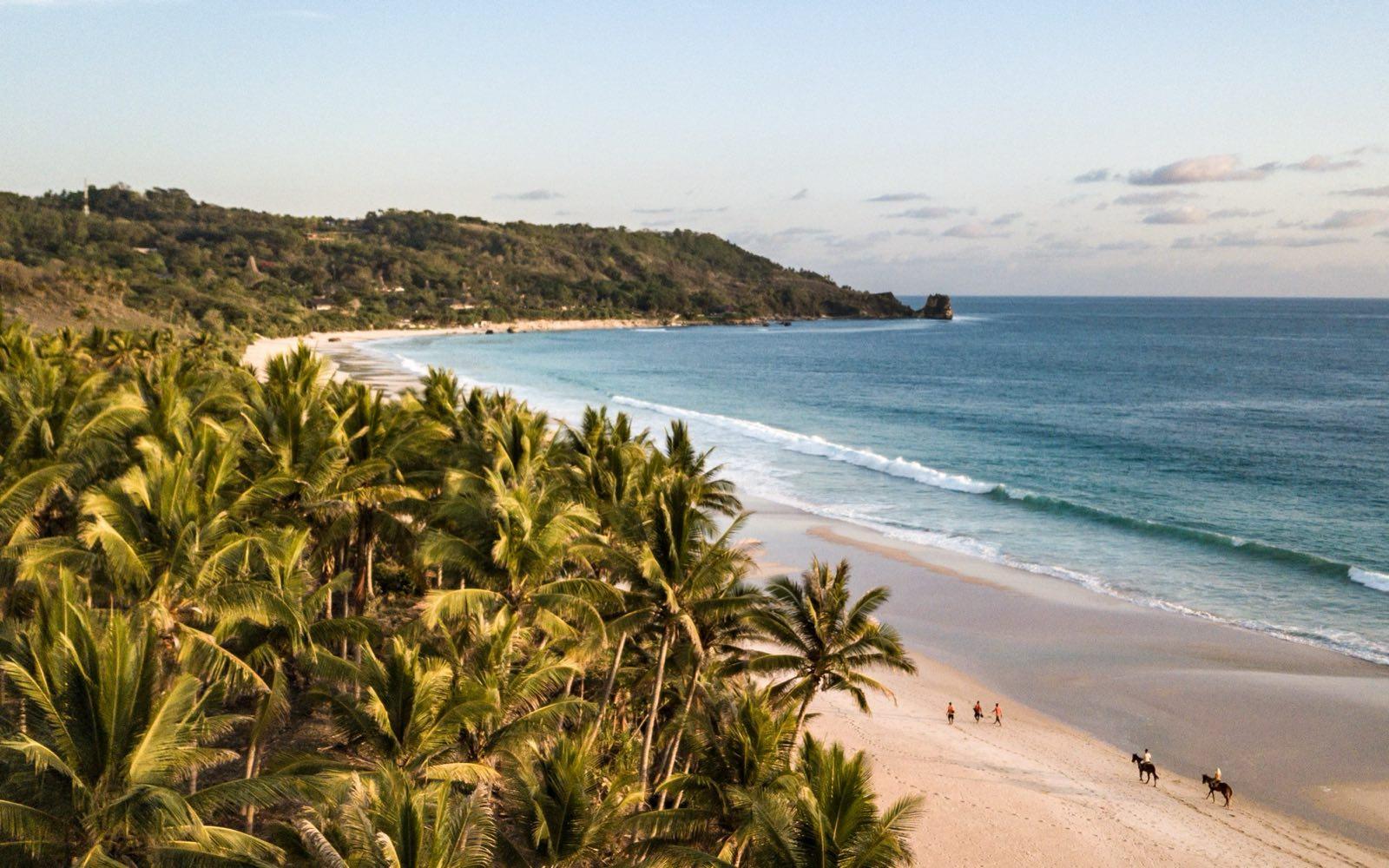 NIHIsumba BeachHorseRide byTaniaAraujo DJI 0061
