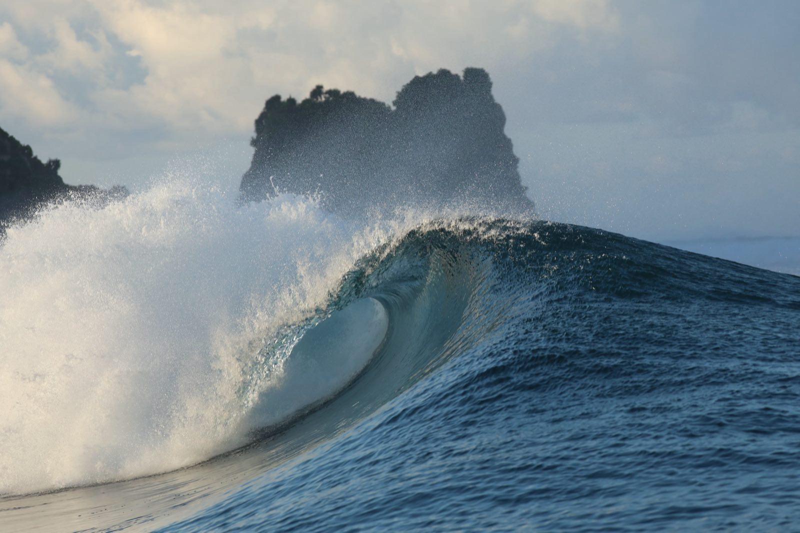 NIHIsumba surf byJasonChilds 250418410