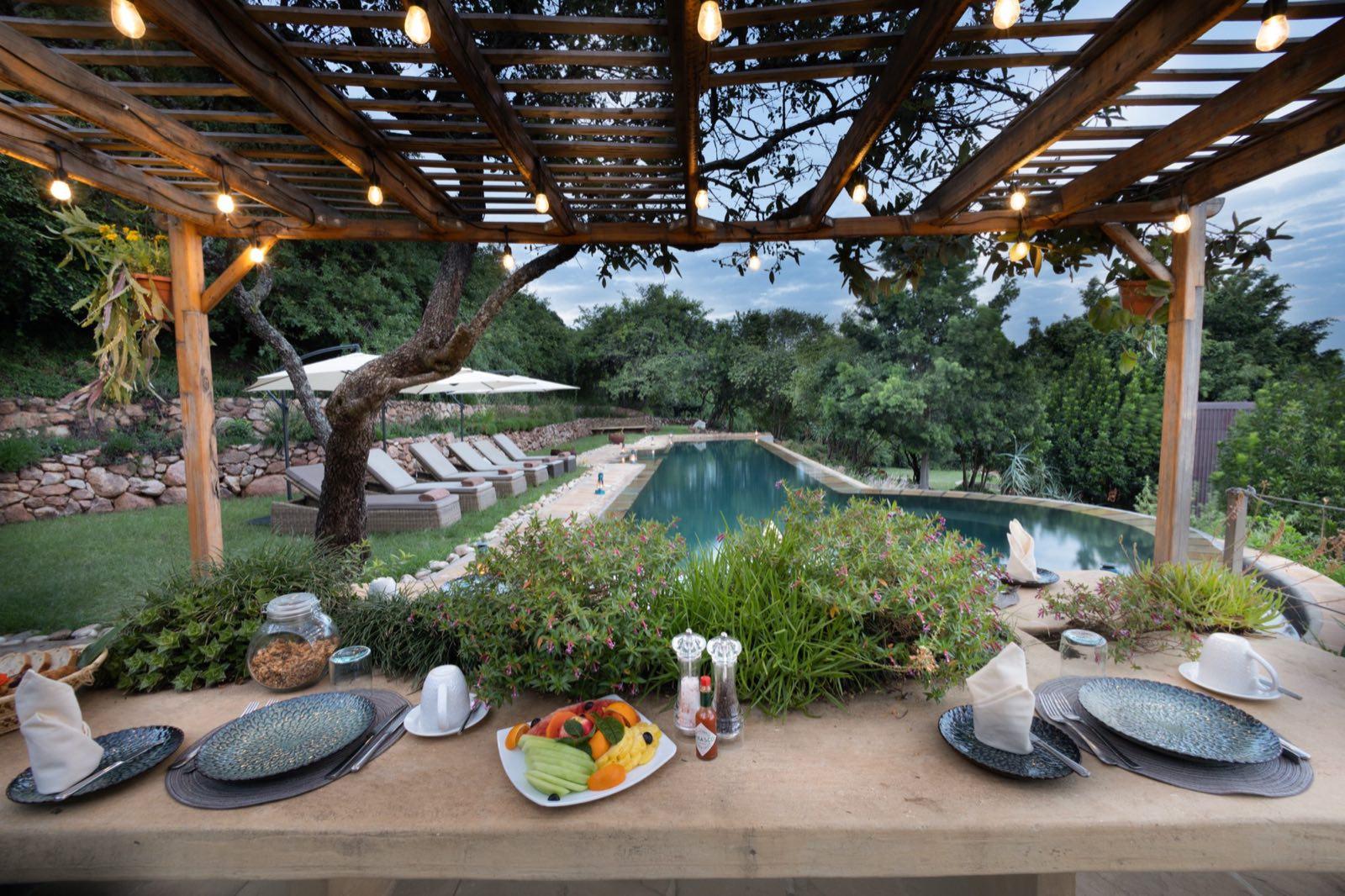 Cottar's bush villa pool pergola